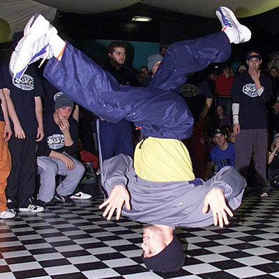  Break Dancing 
