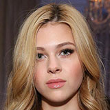  Nicola Peltz 